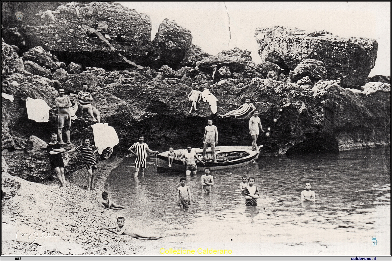 Bagnanti maschi nella spiaggia a Maremorto 1907.jpeg