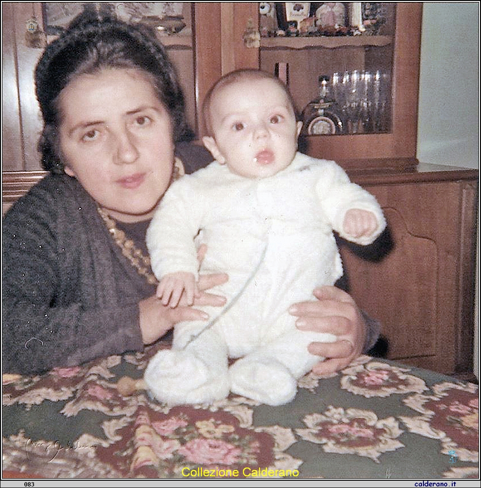 Carlo Crispo e la Mamma Dicembre 1967.jpg