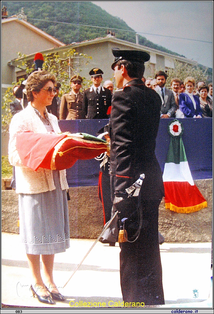 Maria Gambardella Sisinni Consegna la Bandiera al Maresciallo dei Carabinieri Luigi Gualtieri.jpg