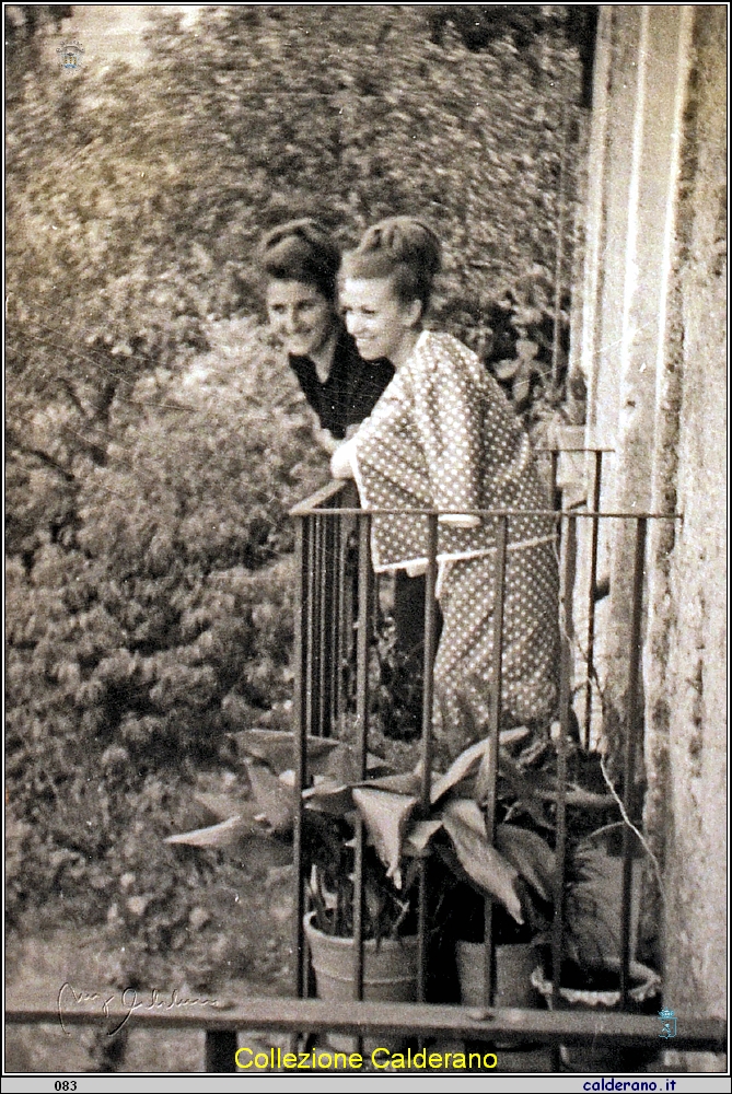 Sarina Matta e Maria Antonietta Raimondo al balcone dell'Istituto De Pino.jpg