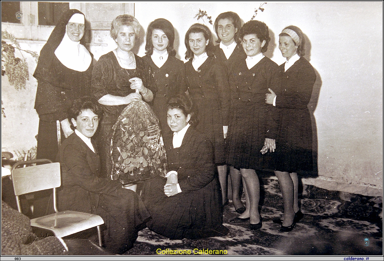 Suor Maria Valeriana, --, Norina e Maria Sica, Sarina Matta, Giovanna Laino e Maria Antonietta Raimondo, accovacciate Maria Tedesco e Gilda Laino.JPG