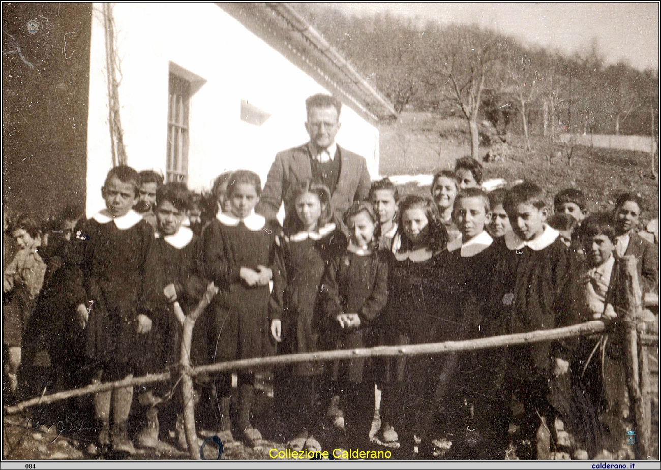 Guido D'Orlando con gli alunni alla Scuola di Pecorone.jpeg