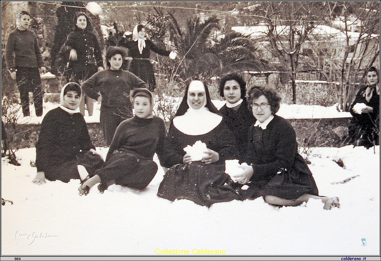 Le ragazze del De Pino nel giardino innevato con Suor Maria Carmelita.JPG