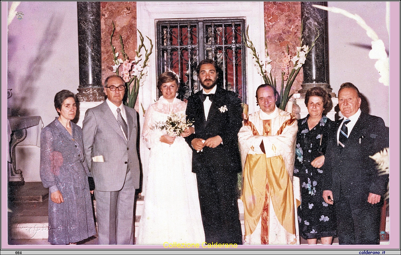 Titina e Francesco sposi con Maddalena e Antonio Brando e Francesca e Biagio Labanchi con Padre Angelo Bonadio 21-06-1980.jpg