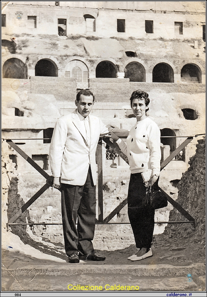 Umberto Avigliano e la moglie Hilda al Colosseo.jpeg