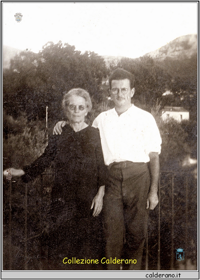 Guido D'Orlando con la Mamma anno 1938.jpeg