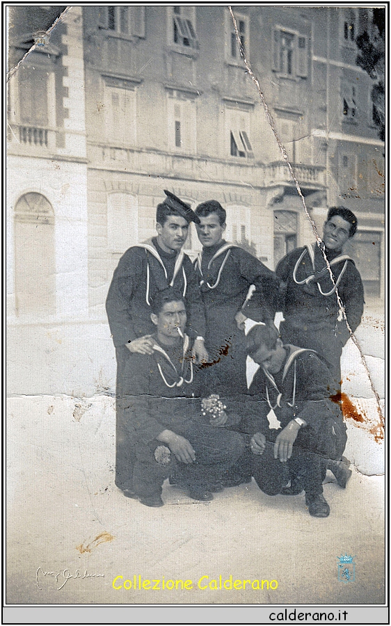 Luigi Avigliano e altri marinai a Pola 15-10-1937.jpeg