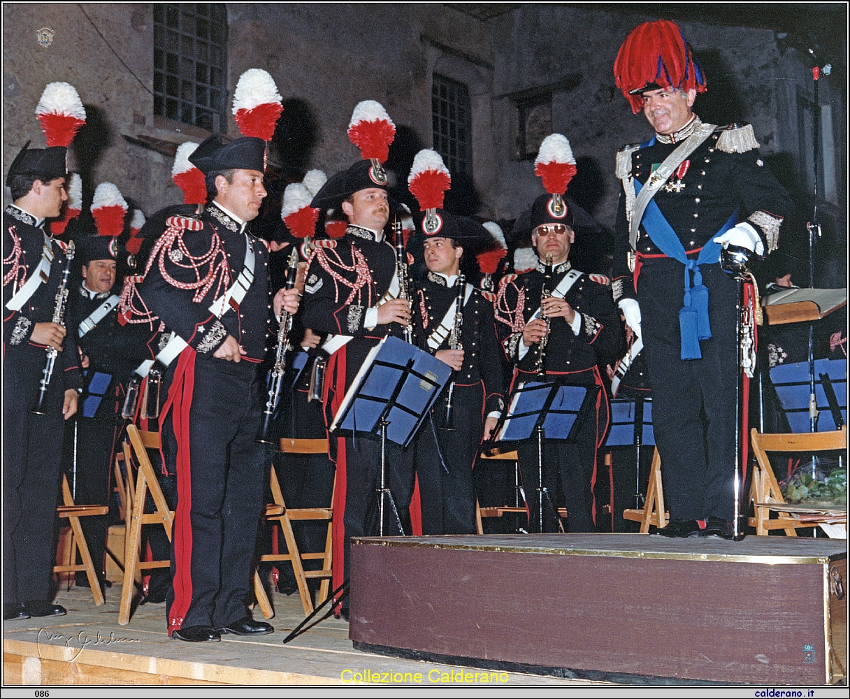 Banda dell'Arma dei Carabinieri con il Maestro Vincenzo Borgia 1982.jpeg