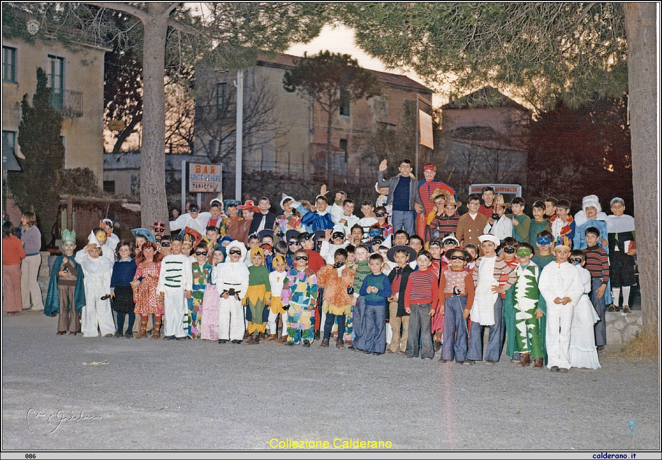 Carnevale a Fiumicello con i ragazzi della Colonia 1975.jpeg