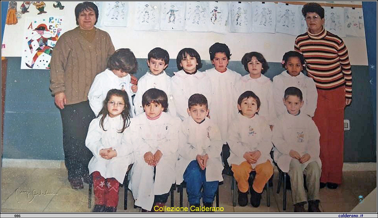 Cristina D'Orlando con i bambini dell'Asilo.jpg