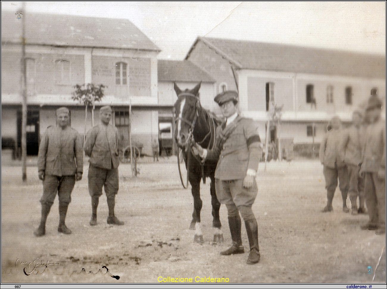 Guido D'Orlando nella caserma con il cavallo.jpeg