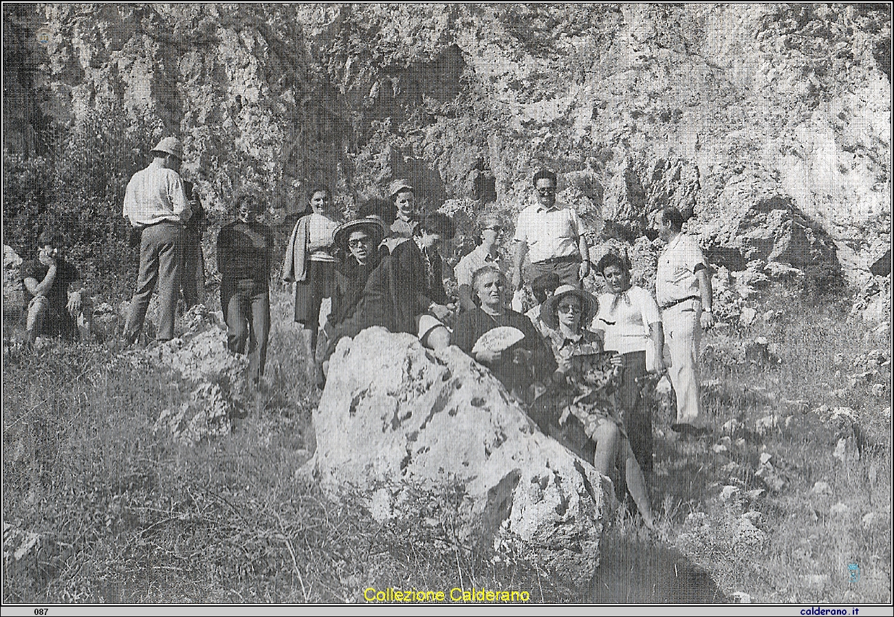 La Lunga strada - passeggiuata alla Madonna degli Ulivi 1971.jpeg