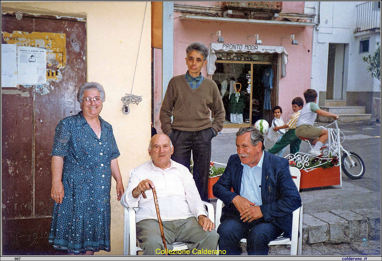 Mafalda Salvato Avigliano, Biagio Avigliano Sciascino, Peppinello Calderano e Alfonso Liberatore 1987.jpg