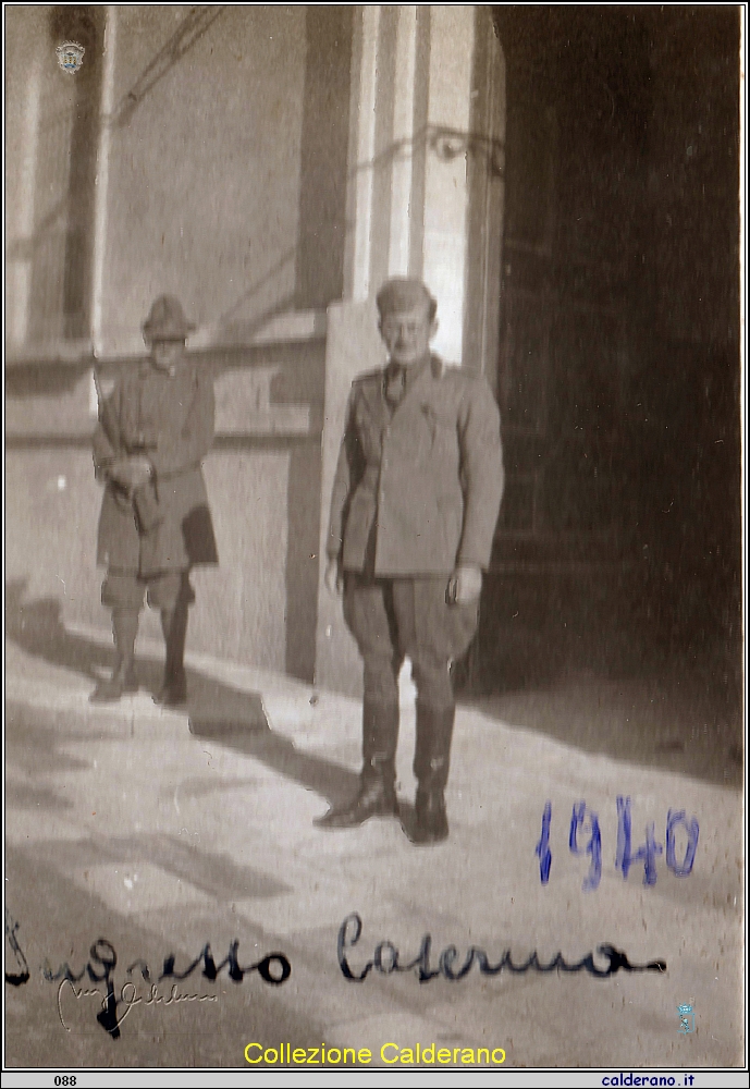 Guido D'Orlando all'Ingresso della Caserma di Lecce 1940.jpg