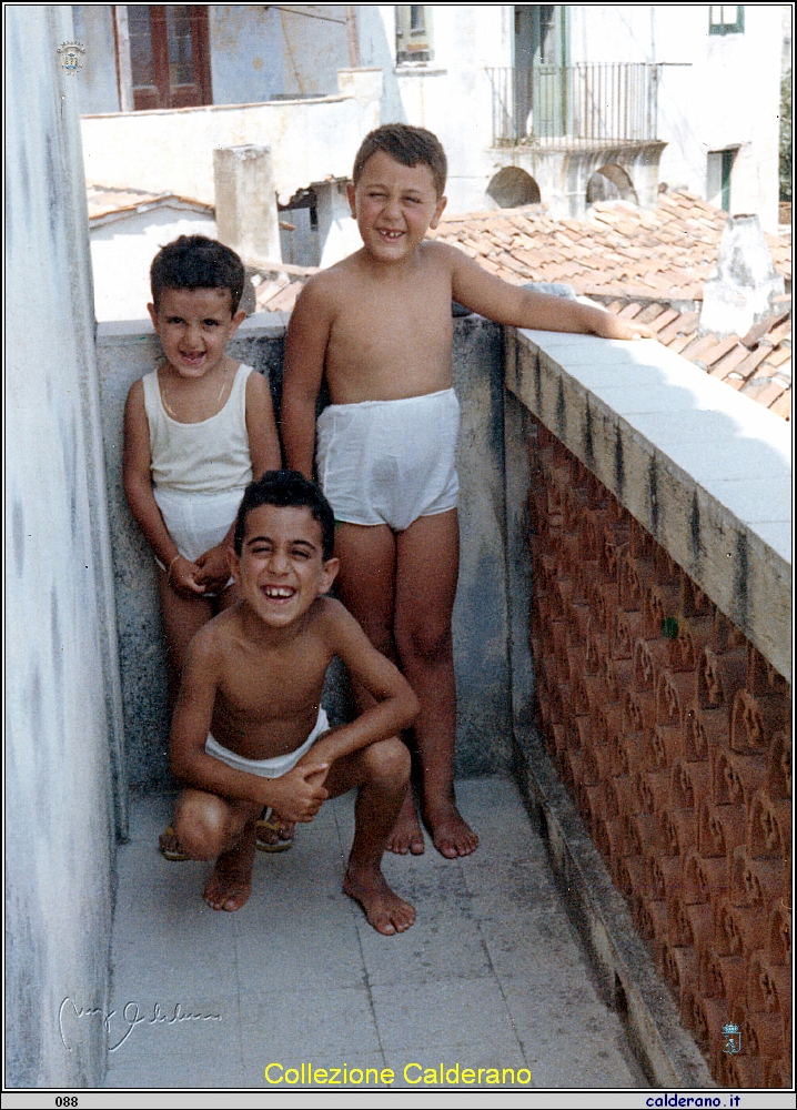 I Fratellini Schettino sul terrazzo al Porto 1963.jpeg