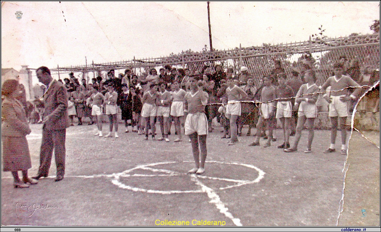 Lancio del peso degli alunni delle scuole medie.jpg