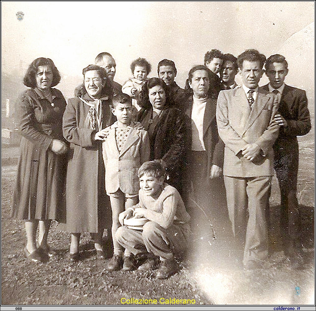 Natale a Monte Cucco Con Jannette, Italia,Luigi, Silvio, Adelaide, Mirella, Bruno, Georgette, Fernanda e Aldo, Alberto, Luigi e Romano.jpg