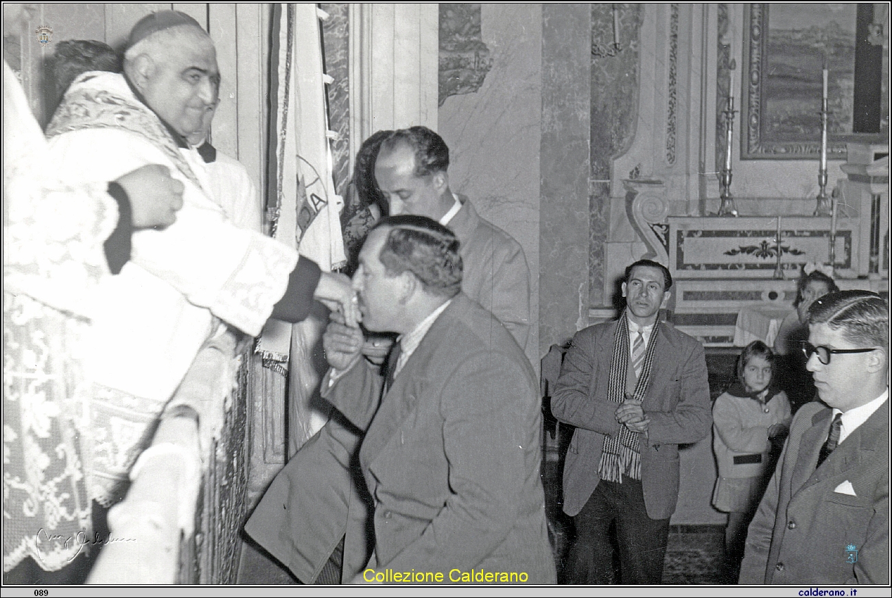 Giuseppe Calderano bacia la mano al Vescovo Federico Pezzullo.jpeg