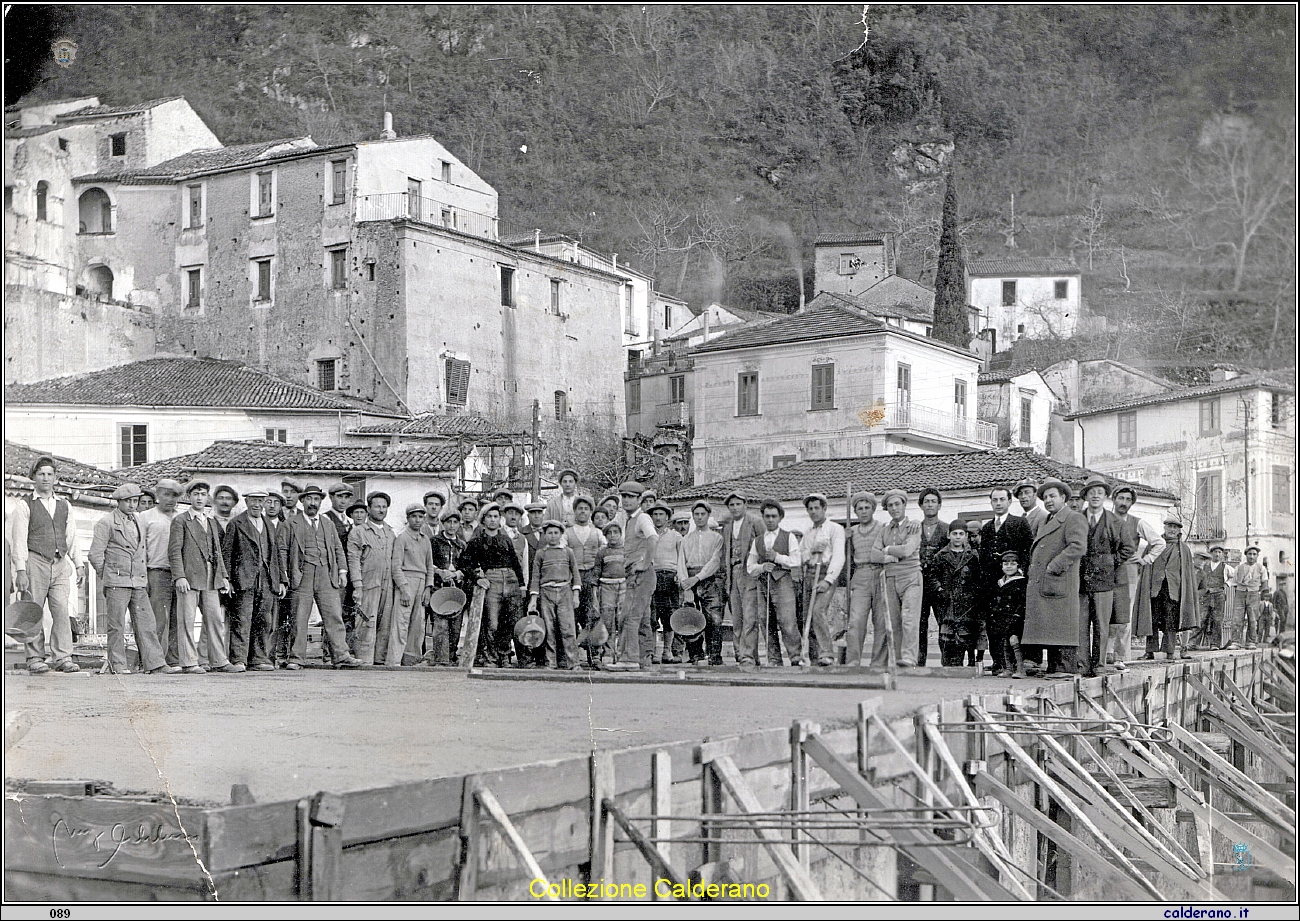 Maestranze alla costruzione del primo livello dell'Istituto Convitto Maschile 1935.jpeg