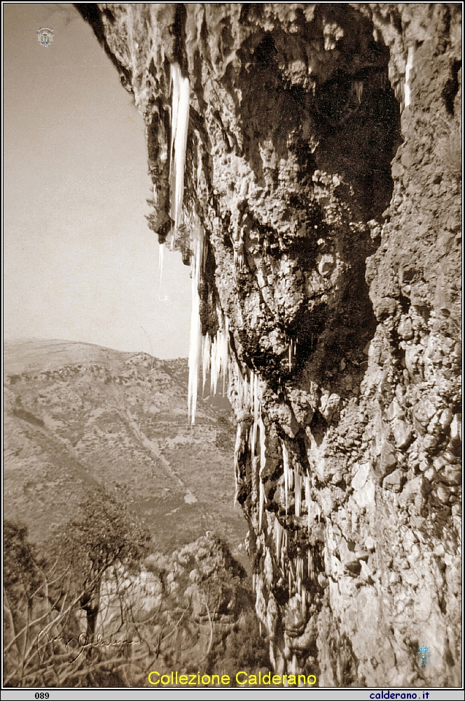 Quando faceva freddo - ghiaccio alle grotte del Monastero.jpeg