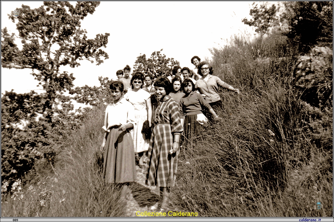 Studentesse del Magistrale - Passeggiata alla Madonna della Pieta' 1956.jpeg