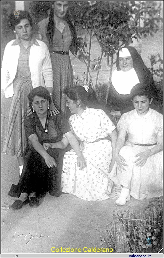 Teresa Cariello, Rita De Filippo, Clelia Manno, Lillina Catalani, Maria Giovanna Grisolia e suor Maria Leonarda.jpg