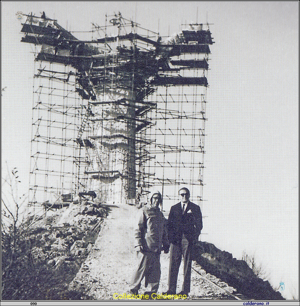 Bruno Innocenti e Stefano Rivetti con la statua del Cristo in costruzione.jpeg