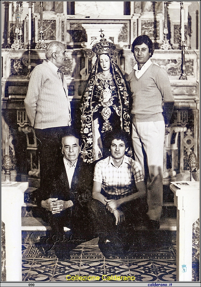 Felice Brando, Francesco Schettino, Biagio Giglio e Paolo Schettino con la statua della Madonna Addolorata 1978.jpg