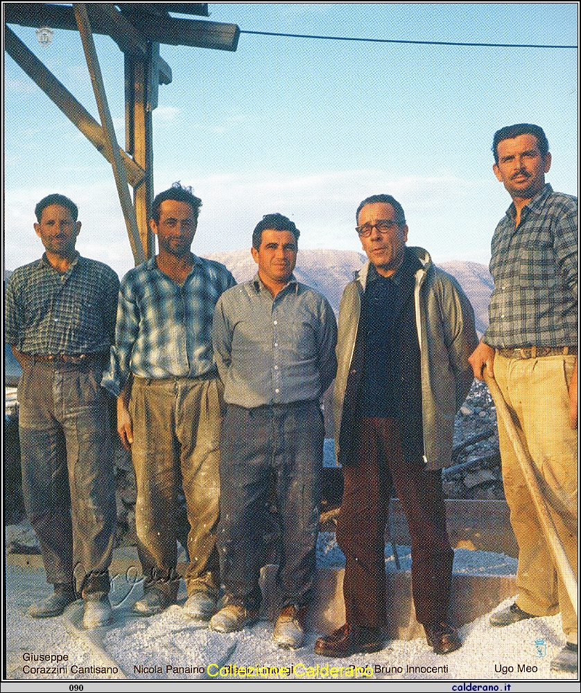 Giuseppe Corazzini, Nicola Panaino, Biagio Limongi, Prof Bruno Innocenti e Ugo Meo durante la costruzione della statua del Cristo.jpeg