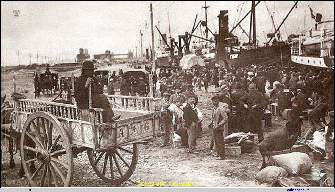 Italiani in arrivo a Buenos Aires 1900.jpg