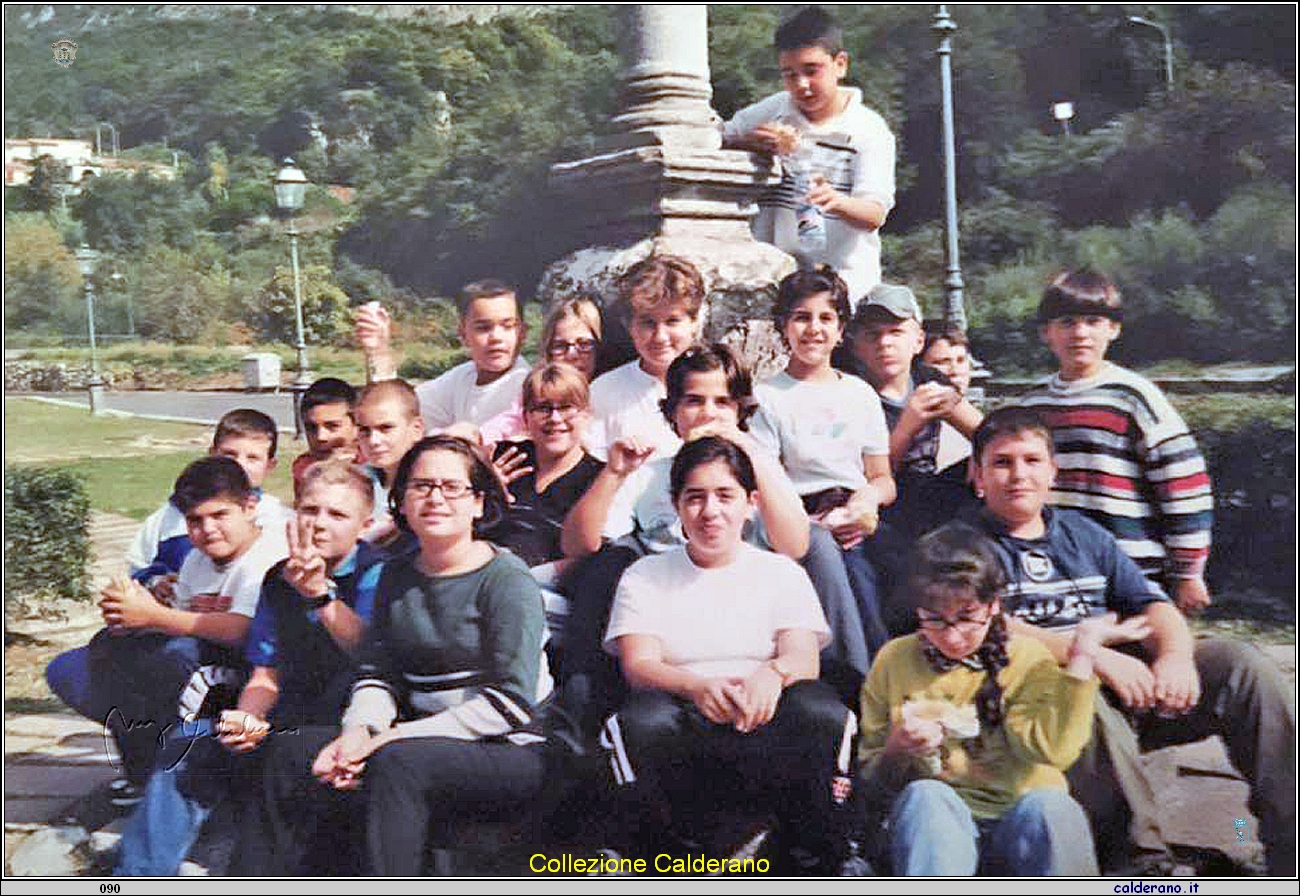 Ragazzini a Largo Monastero nel 2001.jpg