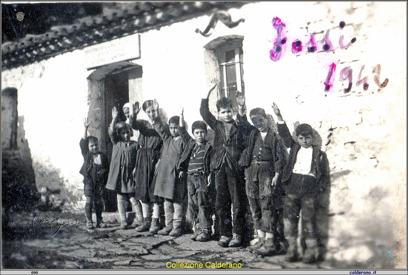 Scuola Elementare di Fossi con Guido D'Orlando 1942.jpg