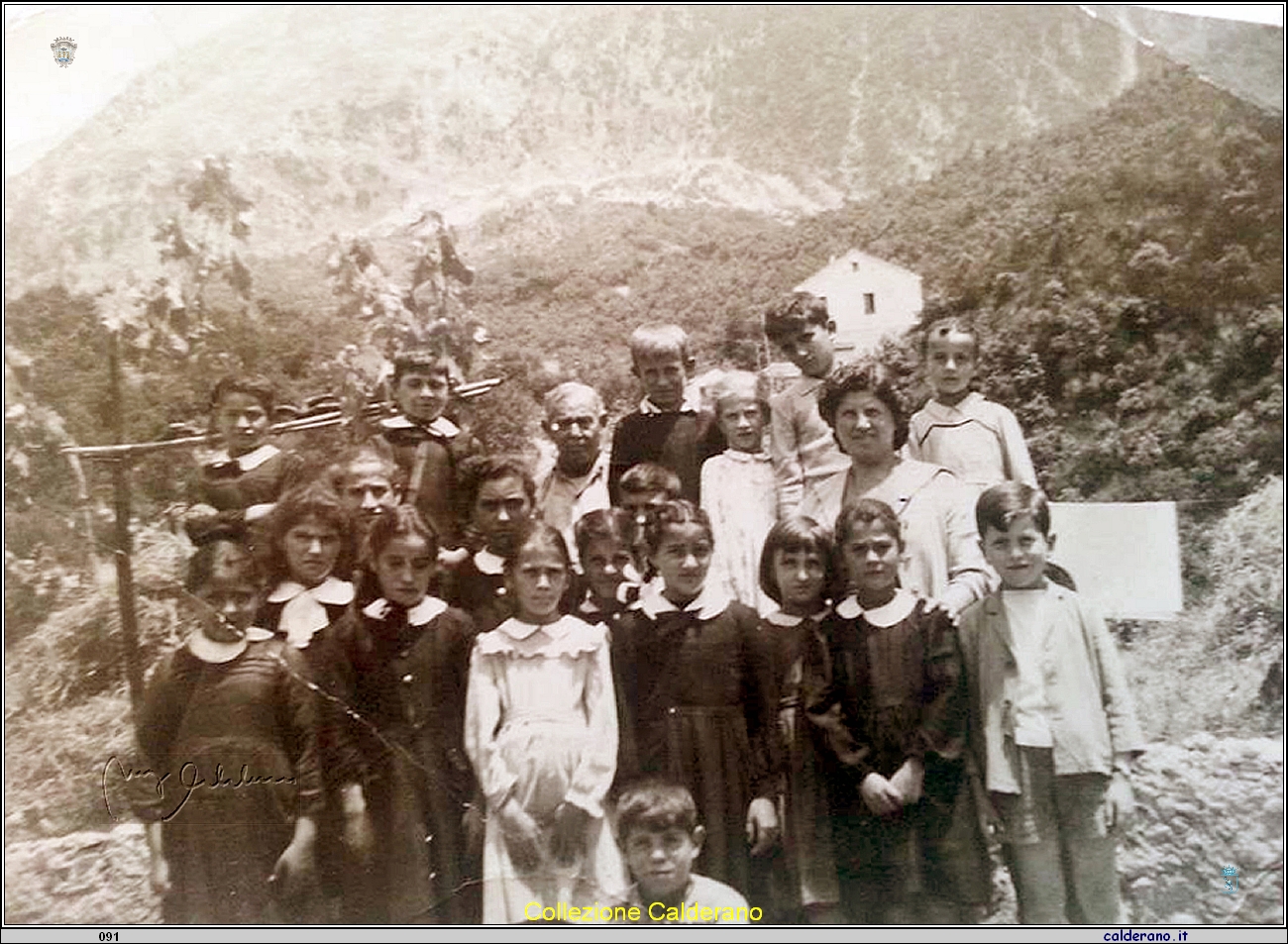 Pluriclasse elementare con la Maestra Adea Lopa Romeo nel rione San Basile 1957.jpg