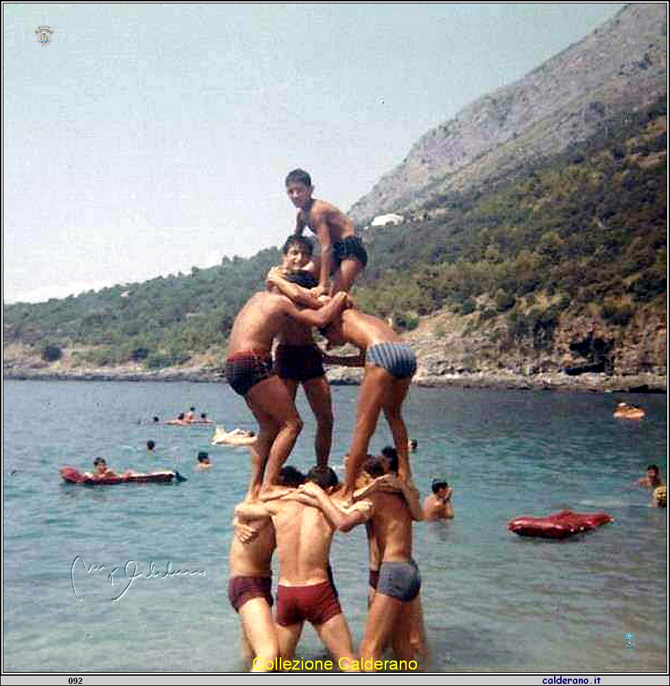 Piramide sulla spiaggia di Fiumicello 1966.jpg