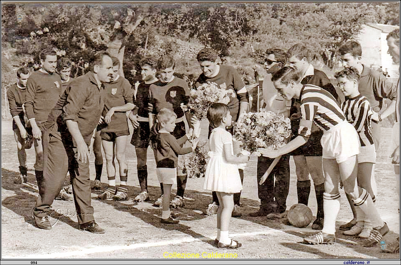 Calcio Maratea e gli omaggi floreali.jpg