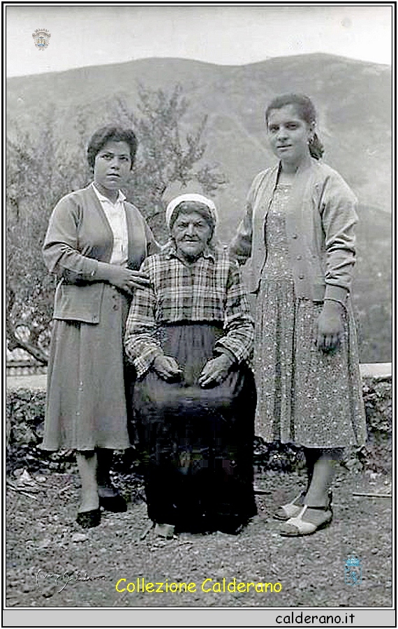 Elvira e Giuseppina Glosa con la Nonna.JPG