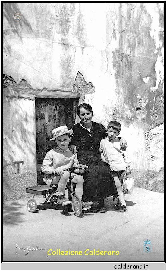 Nonna Francesca con i nipoti Nunzio e Franco.jpg