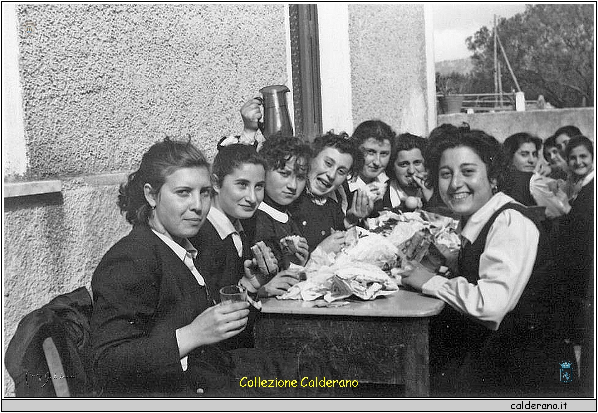 Merenda delle studentesse del De Pino 7.jpg