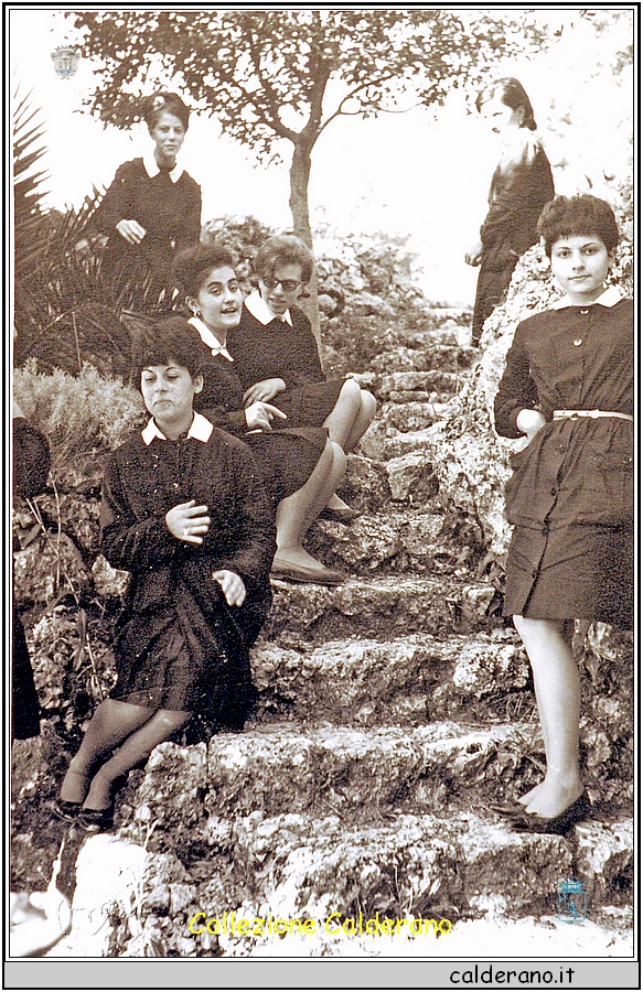 Studentesse alla Villa Comunale con Elvira Iannini, Maria Antonietta Raimondo e Marisa Lista1963.jpg