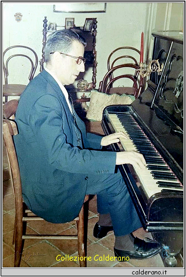 Alberto Crispo al pianoforte.JPG