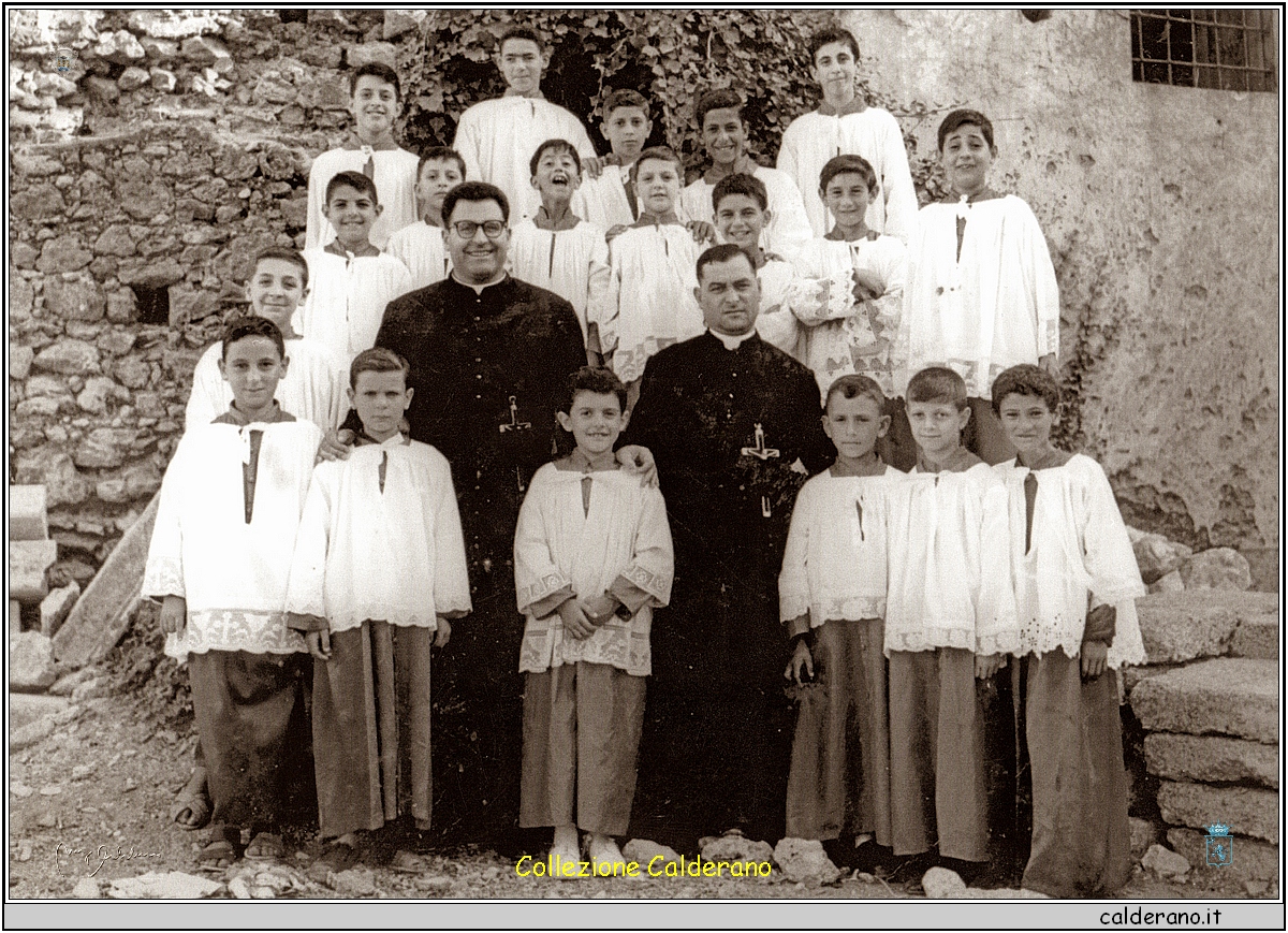 Padre Cerracchio e Padre Antonetti con i Chierichetti.jpeg