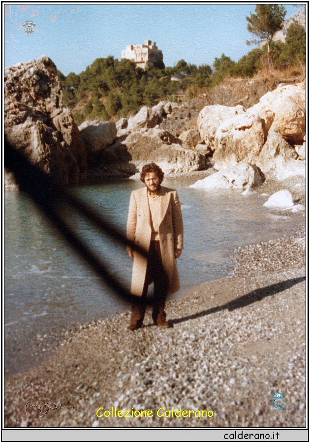 Pippo Schettino sulla spiaggia a Maremorto con cappotto.jpeg