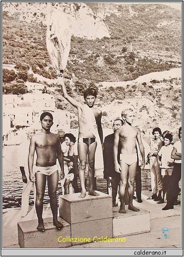 Premiazione gara di nuoto 1972.jpg