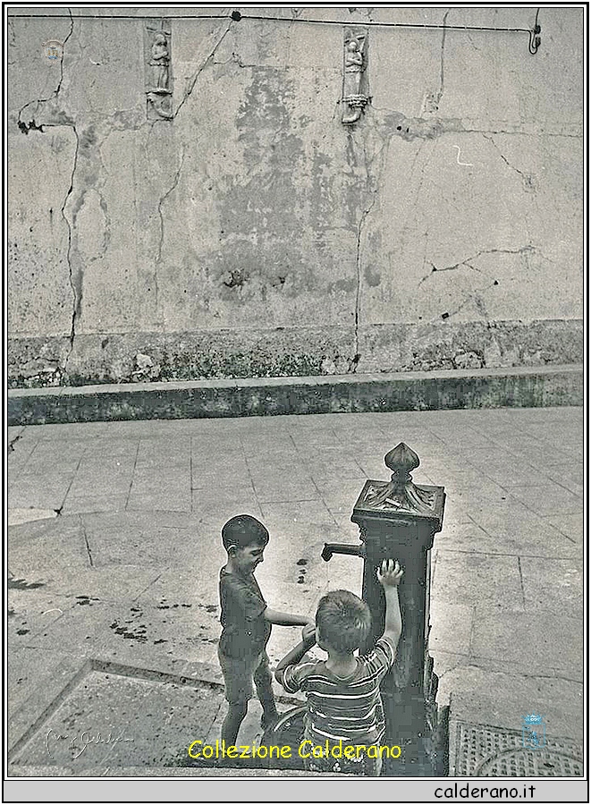 Bambini alla fontana della Chiesa Madre.jpg