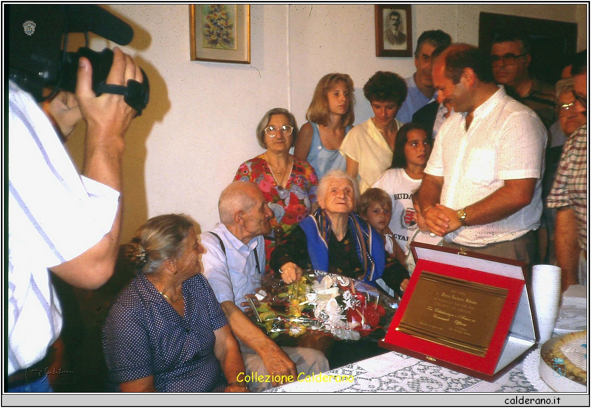 Antonio Brando consegna la targa alla centenaria Argiro'.jpg