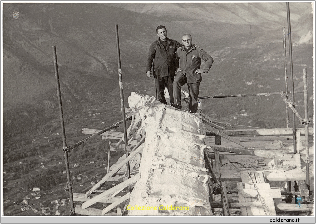 Giovanni Laino e Gaetano Santopietro sulla mano del Cristo in costruzione 1965.jpg