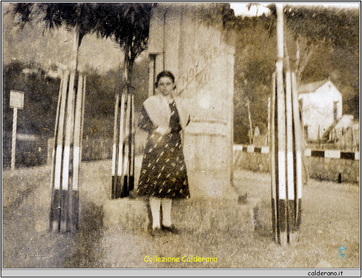 Egilda Ambrosio con il monumento dell'Ondavo 1932.jpg