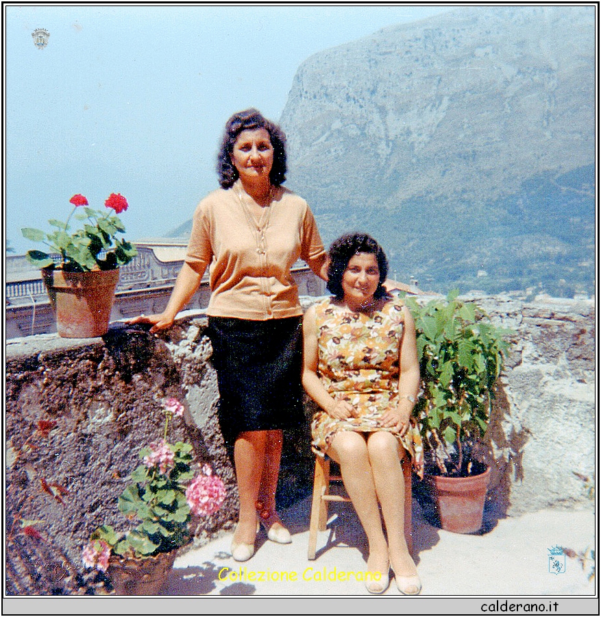 Erminia e Maria Faraco nella loggia di Via Pendinata 1970.jpg