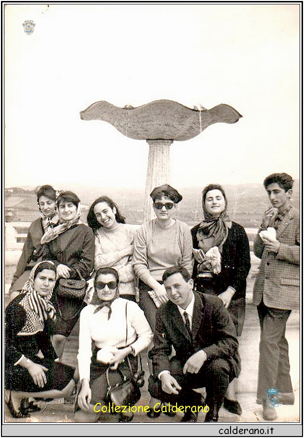 Linda Schettini, Maria Papa, Antonella Barberio, MG Garreffa, R Di Leone, G Zaccaro, Rosellina Montesano, Marisa Ripa e Angelo Lomonaco - Loreto Maggio 1965.jpg