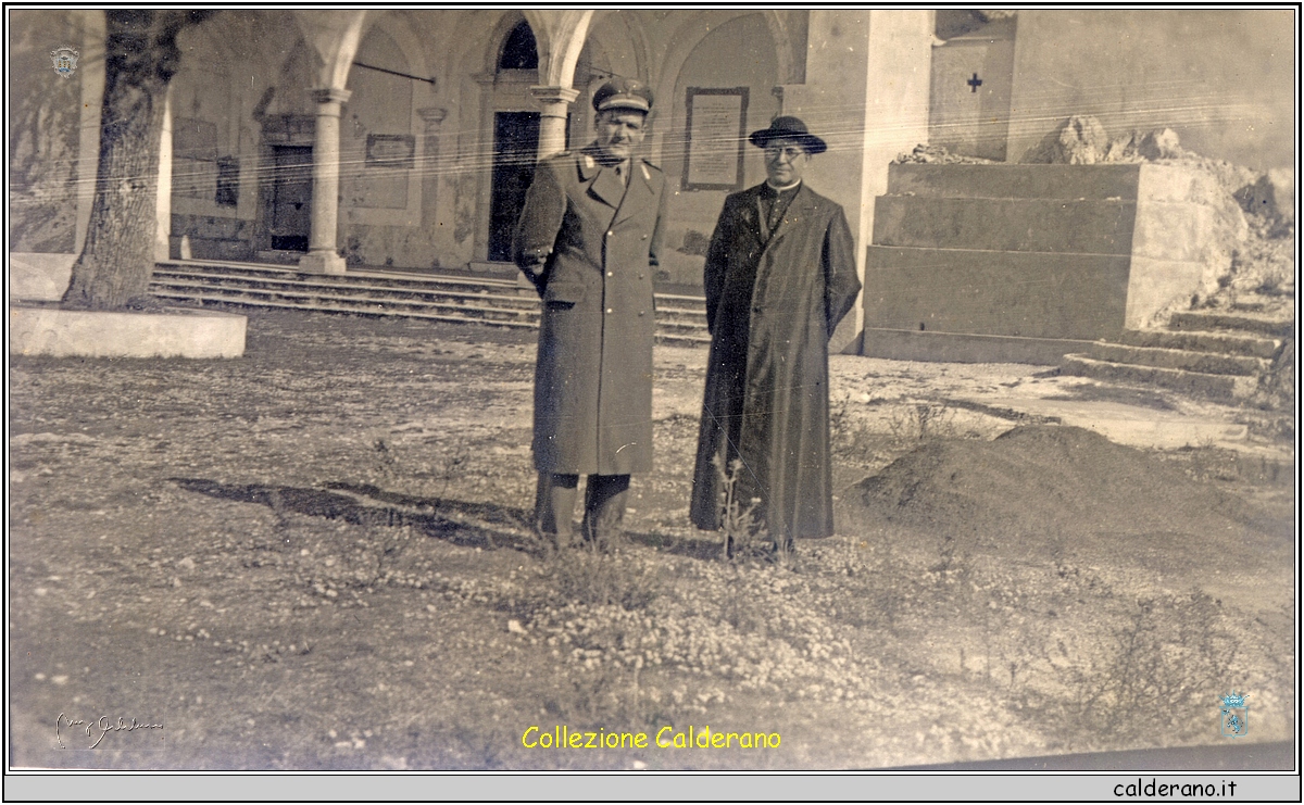 Maresciallo dei Carabinieri con Don Domenico Damiano.jpg